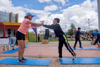 Mujer juagando con un niño