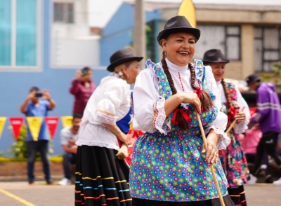 Mujer en actividad cultural en parque