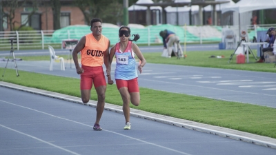 CARRERA ATLETICA personas ciegas y con baja visión