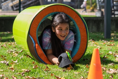 Niña jugando en un parque