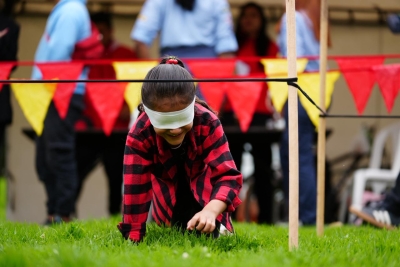 Niña en actividad recreativa en parque