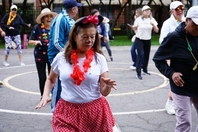 Actividadfísica persona mayor con disfraz