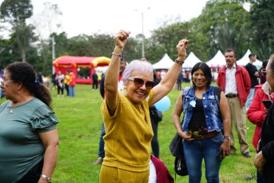Mujer mayor en parque