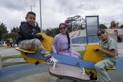 Niños juegando en un parque