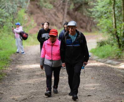 Varias personas caminando por un sendero rural