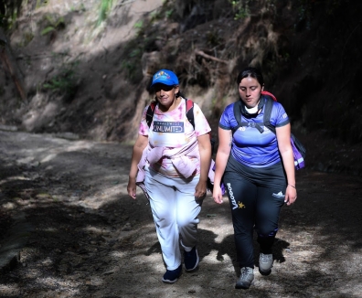 Varias personas caminando por un sendero rural