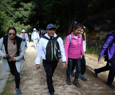 Varias personas caminando por un sendero rural
