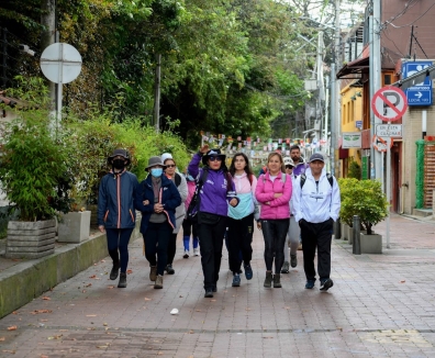 Varias personas caminando por un sendero rural