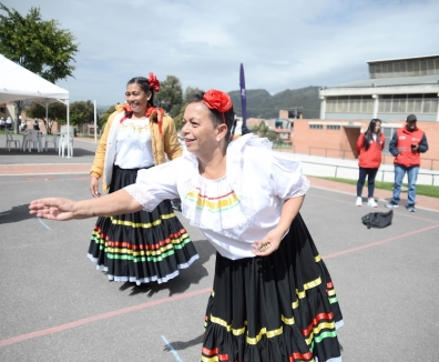 Personas mayores en trajes típicos