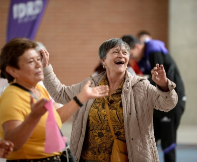 Mujeres mayores celebrando
