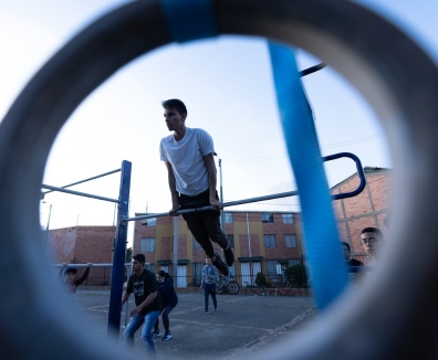 Hombre usando las maquinas de un gimnasio en un parque