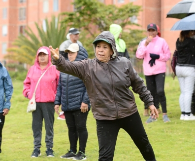 Personas mayores en actividad recreodeportiva