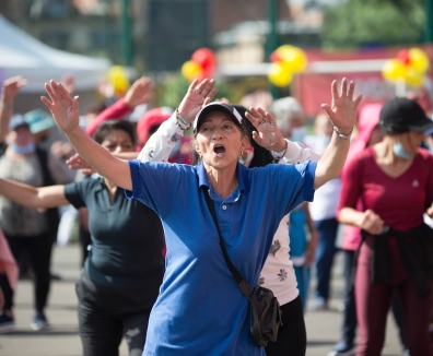 Mujer mayor realizando actividad física en parque