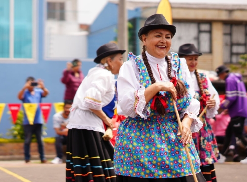 Mujer en actividad cultural en parque