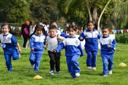 Niños corriendo en parque