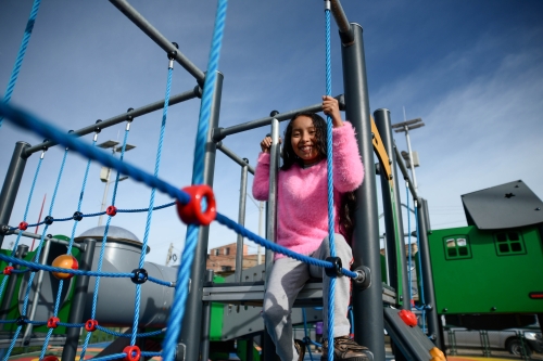 Niña jugando en un parque