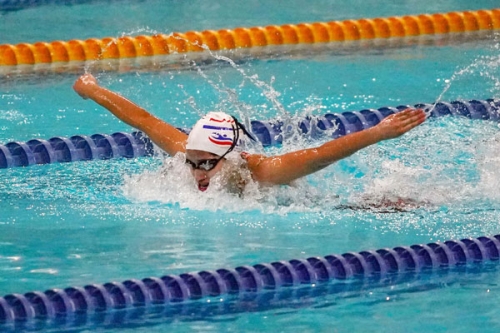 Deportista en competencia de natación
