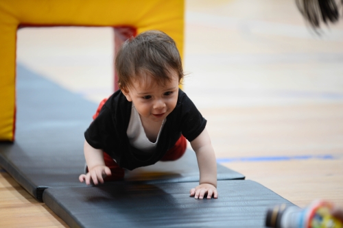 Niño gateando
