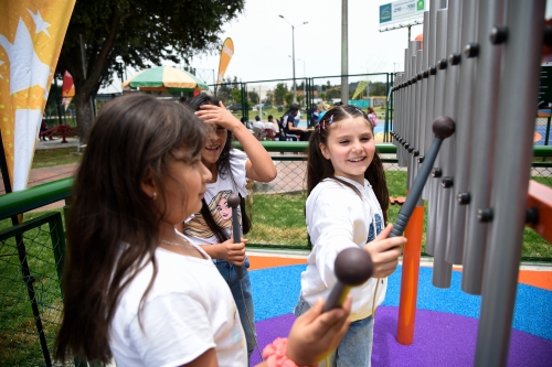 Niñas jugando en un parque