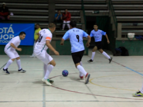 Equipo masculino de fútbol en competencia
