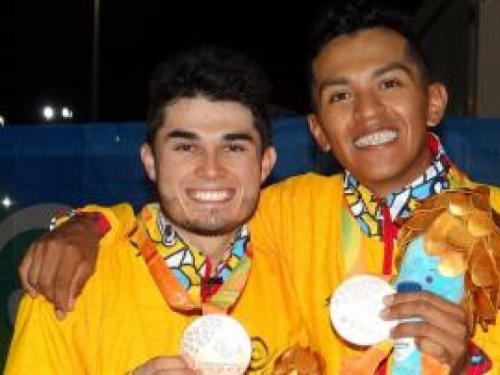 Deportistas sostienen medallas
