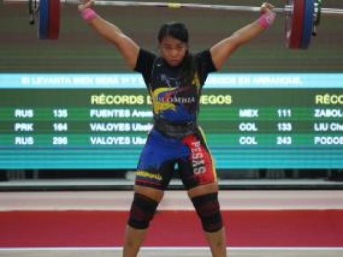 Deportista levanta pesas