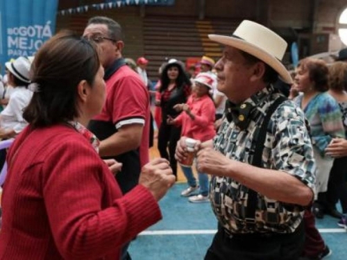 adultos mayores bailan