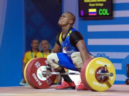 Deportista Santiago Rodallegas levanta pesas