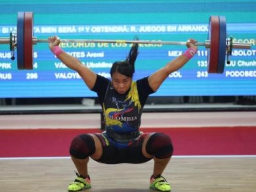 Deportista levanta pesas
