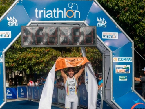 Deportista de triatlón sostiene cartel