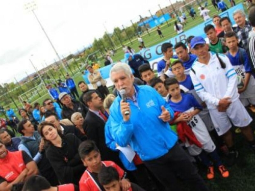Alcalde Peñalosa habla a través de micrófono junto a niños