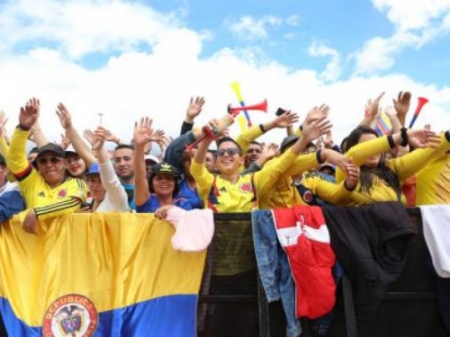 Hinchas de la selección Colombia celebran