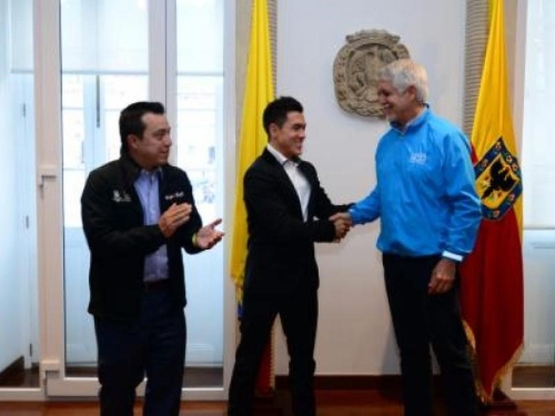 Deportista da la mano a alcalde Peñalosa