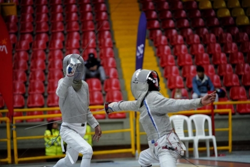 Practica de esgrima en escenario de la ciudad