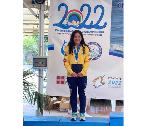 Laura Saavedra en el podio… subcampeona mundial del kilómetro en natación con aletas en aguas abiertas. Foto IDRD cortesía Fedecas.
