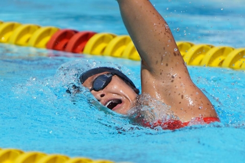 Deportista en competencia de natación
