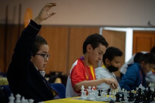 Jóvenes en competencia de ajedrez