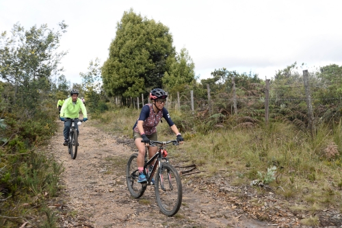 Dos ciclistas en actividad de Ciclomontañismo en zona rural