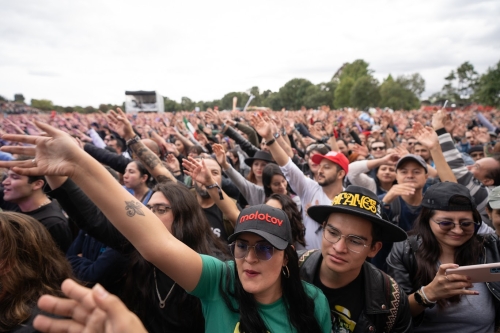Asistentes al concierto des Festival Cordillera levantando las manos