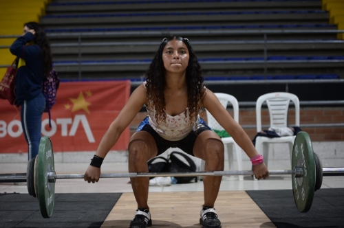 Mujer deportista en levantamiento de pesas