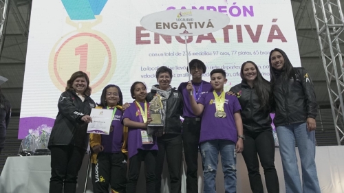 La alcaldesa de Bogotá y la directora del IDRD junto algunos participante de la localidad de Engativá