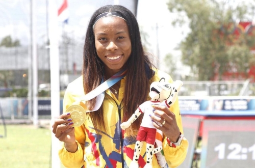 Evelis Aguilar mostrando la medalla