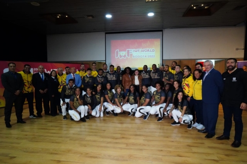Varios deportistas en el evento de lanzamiento del Campeonato Mundial de Pesas 2022