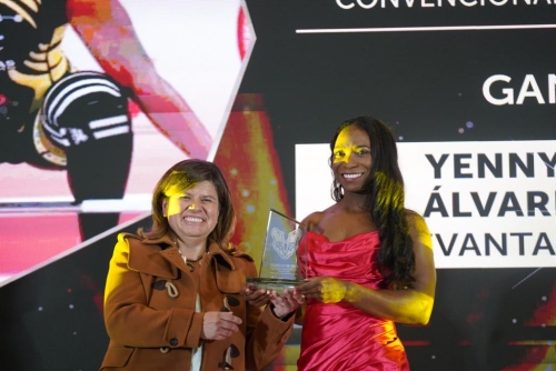 Yenny Álvarez recibe el premio por parte de la directora del IDRD Blanca Durán