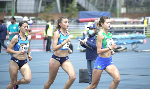 Laura Valentina Camargo (centro), plata en los 3.000 metros obstáculos. Foto IDRD.