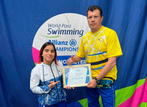 Sara Vargas y su entrenador Estivens Ruiz, con la distinción de World Paraswimming y con cupo a los Juegos Paralímpicos París 2024. Foto IDRD.