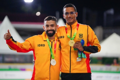 Alexander Jiménez y Jonathan Esteban Alonso, ganadores del oro y la plata, respectivamente, en los 1500 metros superficie masculina.