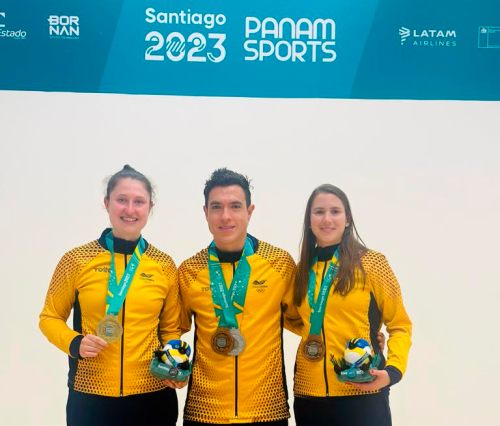 Los bogotanos LauraTovar (izq.), Miguel A. Rodríguez (cen.) y Catalina Peláez, medalistas en squash en los Juegos Panamericanos Santiago 2023. Foto cortesía COC.