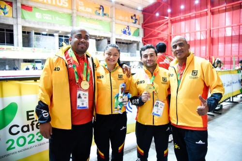 De izq a der. Yoandris Creagch (DT), Aixa Celene Rojas, John Futinico y Omar Florido (DT).