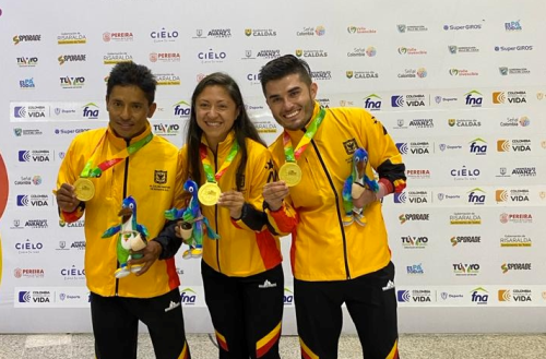 Carmelo Sánchez (izq.), Paula Ossa (cen.) y Edwin Matiz, oro en velocidad equipos. Foto IDRD.